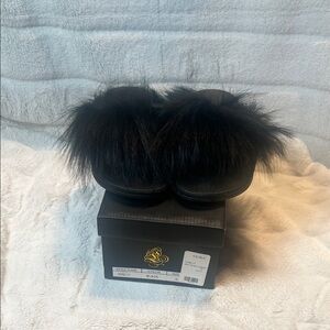 AKIRA Black Fuzzy Slides